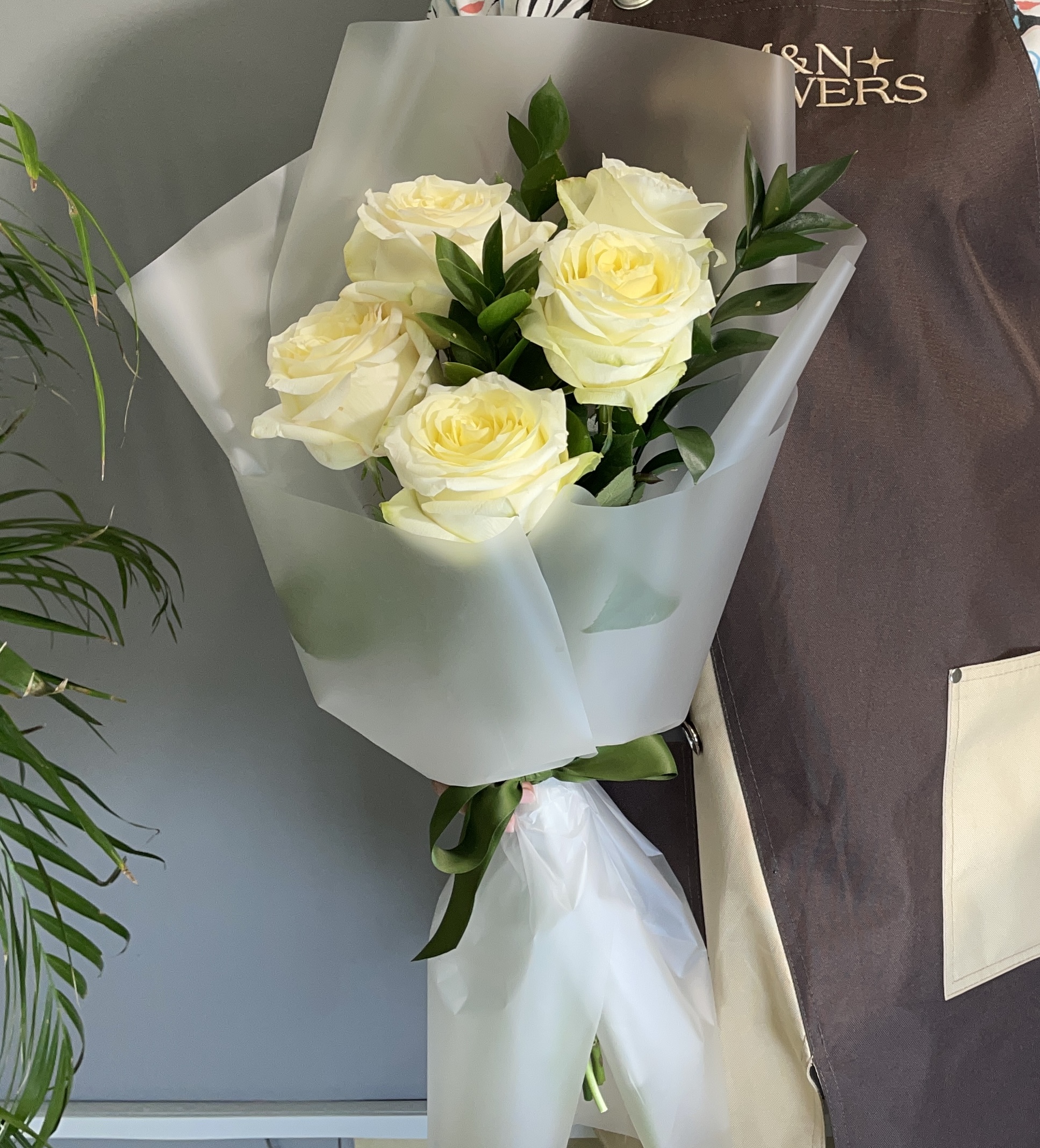 Букет с розами и монстерой